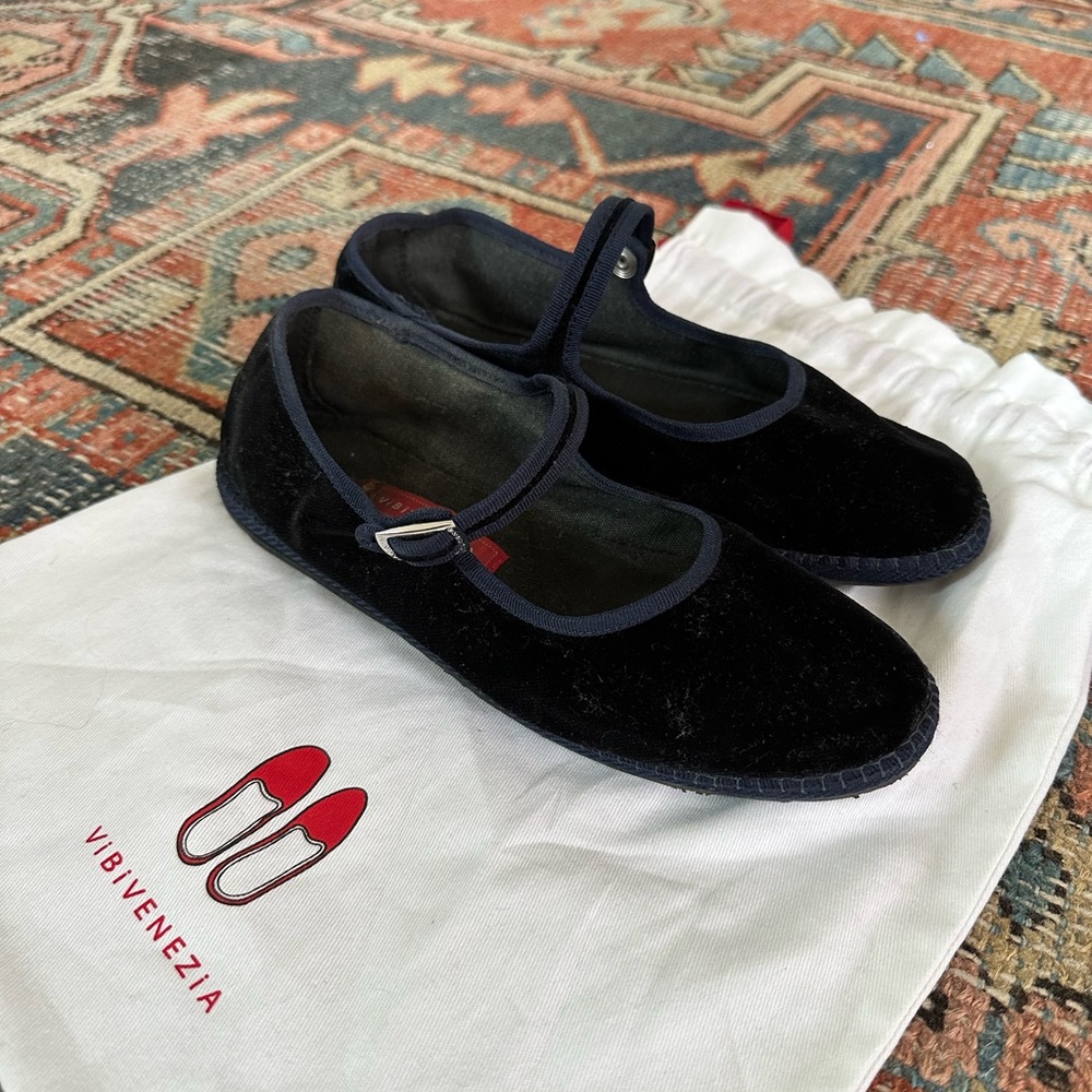 Vibi Venezia Mary Janes in Navy Blue Velvet. Size EU 37 (6.5 fits true to size)